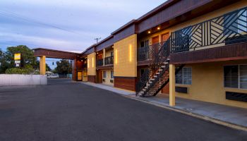 Colonial Motel