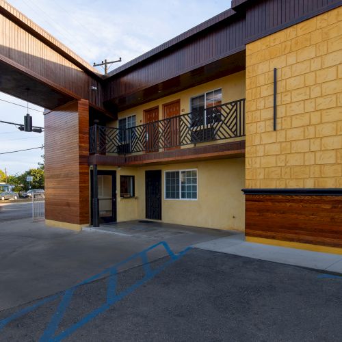 Colonial Motel